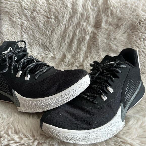 Nike Mamba Fury 
Black White Smoke Grey - Picture 1 of 4